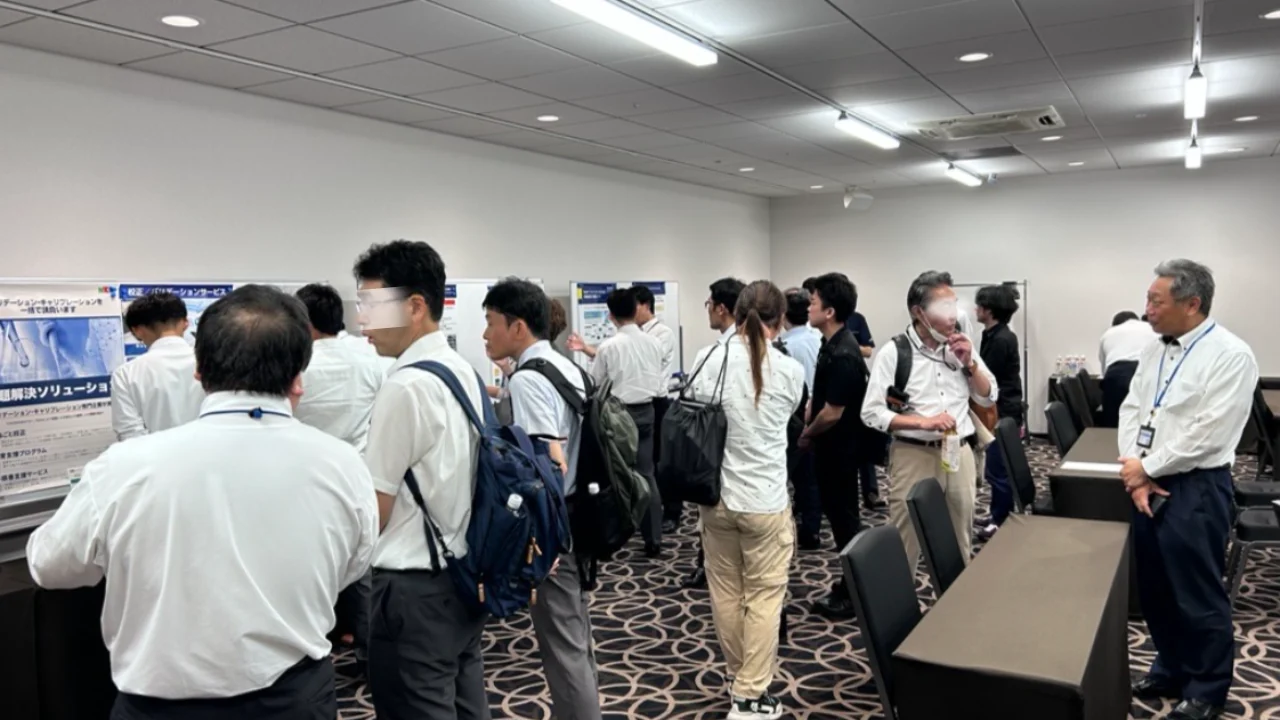 多くの人が展示会に集まる様子